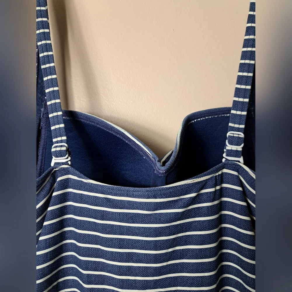 NipTuck Swim Size 8 One Piece Swimsuit Ruched Sides Multifit Bra Cup - Picture 7 of 11